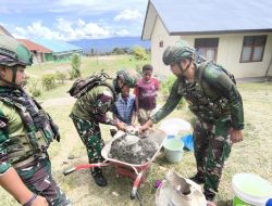 Satgas Yonif 521/DY Karya Bhakti Mendirikan Gapura MTSN Walesi