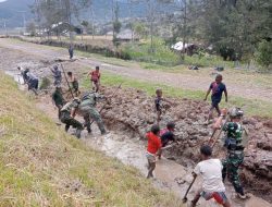 Satgas Yonif 700/WYC dan Warga Nipuralome Bergandeng Tangan Membersihkan Harapan di Tanah Puncak