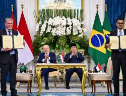 Presiden RI Bersama Presiden Republik Federasi Brasil, Menyaksikan Penandatanganan dan Pertukaran Memorandum Saling Pengertian Serta Nota Kesepahaman Antara Kedua Negara di Istana Merdeka Jakarta