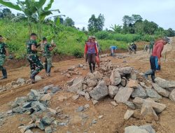 Anggota Satgas TMMD Ke-126 Lanjutkan Pekerasan Jalan di Hari Ke-16, Capai Progres 68%