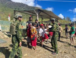 Satgas Yonif 700/WYC Berbagi Keceriaan, Anak-Anak SD Mayuberi Pulang Sekolah Disambut Manis oleh Prajurit TNI