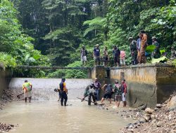 Ciptakan lingkungan bersih dan sehat, Satgas Pamtas RI-PNG Statis Yonif 643/Wns bahu-membahu normalisasi saluran air