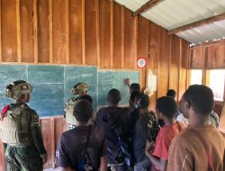 Satgas Yonif 700/WYC Gotong Royong Rehabilitasi Sekolah di Pedalaman Puncak Semangat Karya Bhakti untuk Masa Depan Generasi Papua
