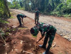 Satgas TMMD ke-126 Laksanakan Penyiraman dan Pematokan Tanda Pohon Sebagai Bentuk Kepedulian Terhadap Kelestarian Lingkungan