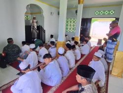 Pererat Silaturahmi, Anggota Posko TMMD 126 Kodim 1504/Ambon Sholat Jumat Bersama