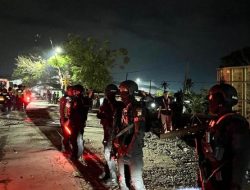 Brimob Polda Metro Jaya Amankan Lokasi Anjloknya Kereta Purwojaya di Bekasi