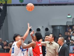 Wamenpora Taufik Hidayat Lakukan Tip Off Final DBL Jakarta 2025 di Indonesia Arena