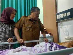 Bentuk Kepedulian terhadap Korban Laka Lantas Bupati Majalengka Tengok Korban di Rumah Sakit.