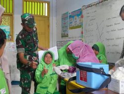 TNI Dukung Kesehatan Anak, Babinsa Klego Dampingi Imunisasi di Sekolah Dasar