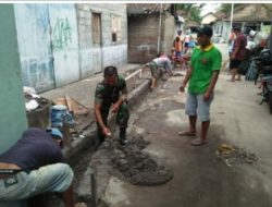 Cegah Banjir, Babinsa Ngemplak Ajak Warga Gotong Royong perbaikan Jalan dan Selokan