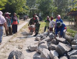 Heri Tak Sungkan Bantu Warganya dalam Pembangunan Talud Jalan Desa