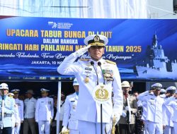 Kasal Pimpin Peringatan Hari Pahlawan Dari Atas KRI Brawijaya-320, di Perairan Teluk Jakarta