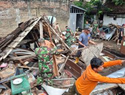 Koramil 03/Serengan “Sigap”, bersama Warga Gotong-royong Bersihkan Puing-puing Rumah Warganya yang Roboh