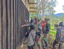 Satgas Yonif 700/WYC Gelar Karya Bhakti di SMA Kristen Omukia, Warnai Semangat Belajar dengan Gotong Royong