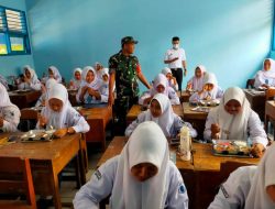 Babinsa Dampingi Pendistribusian MBG Untuk 1573 Siswa, Dukung Peningkatan Gizi Anak Sekolah