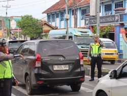 Personel Sat Lantas Polres Majalengka Laksanakan Pengaturan Pagi dengan Humanis di Titik Rawan Kemacetan