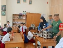 Serka Sudiyono Bantu Pendistribusian Program Pemerintah Makanan Bergizi Gratis (MBG) di SDN 59 Joyotakan