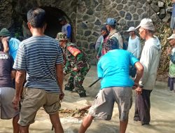 Cegah Banjir Babinsa dan Warga Gotong Royong Bersihkan Jembatan Tersumbat Sampah.