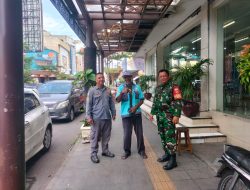 Ciptakan Kenyamanan Wilayah Kondusif, Babinsa Kemlayan Patroli Bersama Linmas dengan Humanis