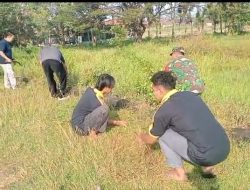Babinsa Gotong Royong Rapikan Rumput Lapangan, Upaya Menciptakan Lingkungan yang Bersih dan Rapi