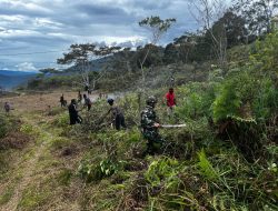 Karya Bhakti Satgas Yonif 521/DY Gotong Royong Bersama Masyarakat Bersihkan Areal Bandara Eragayam