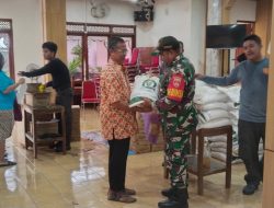 Babinsa Joyotakan Bantu Pendistribusian Beras Dari Bulog