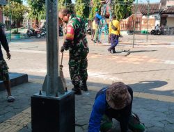 Peduli Kebersihan Lingkungan Babinsa Bersama Saberling dan Warga Kerja Bakti