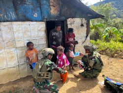 Satgas Yonif 700/WYC Berbagi Buku dan Pakaian di Kampung Yenggernok, Warga: “Kami Sangat Terbantu”