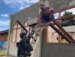 Satgas Pamtas Kewilayahan RI-PNG Yonif 410/Alugoro Bersama Masyarakat Membangun Fasilitas Sekolah