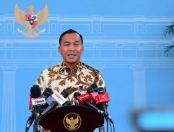 Presiden Prabowo Subianto Menerima Laporan Menteri Kependudukan dan Pembangunan Keluarga/Kepala BKKBN di Istana Merdeka Jakarta