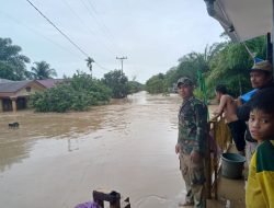Koramil 01/BT Bantu Evakuasi Warga Terdampak Banjir di Batangtoru, Tapanuli Selatan