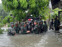 Prajurit Yonkav 6/NK Bantu Warga Terjebak Banjir di Asam Kumbang