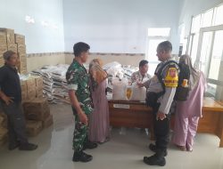 Babinsa Koramil Sukahaji Monitor Penyaluran Bantuan Pangan Beras dan Minyak Goreng dari Bulog