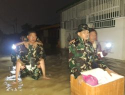 Yonkav 6/NK Kerahkan Pasukan Bantu Evakuasi Warga Terdampak Banjir di Tanjung Gusta