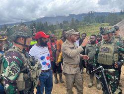 Satgas Yonif 700/WYC Perkuat Rasa Aman Warga di Kabupaten Puncak