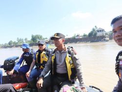 Kapolda Sebrangi Sungai Tingkeum untuk Tembus ke Aceh Utara, Sempat Temui Warga yang Tertahan di Kutablang