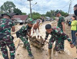 Satgas Gulbencal Bantu Evakuasi Warga Korban Banjir di Desa Huta Godang, Kab Tapsel
