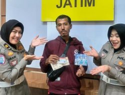 Ojol Tertib Lalu Lintas, Polda Jatim Beri Hadiah Voucher Belanja