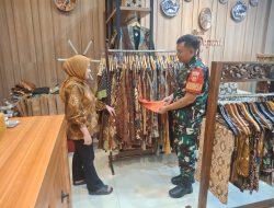 Karyawan Toko Batik Dayoni Jadi Sasaran Komsosnya Babinsa Danukusuman