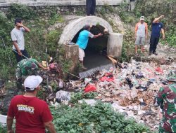Danramil Leuwimunding Pimpin Karya Bakti Bersihkan Sungai Ciwaringin Peringati HUT ke-76 Korem 063/Sunan Gunung Jati