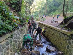 Koramil 1707/Lemahsugih Gelar Karya Bakti Bersihkan Sungai dalam Rangka HUT ke-76 Korem 063/SGJ