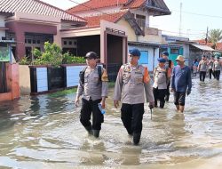 Tim SAR Sat Brimob Polda Jabar Sigap Tangani Banjir Rob di Indramayu