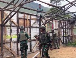Mempererat Kemanunggalan TNI-Rakyat Satgas Yonif 521/DY Bergotong Royong di Distrik Kurima