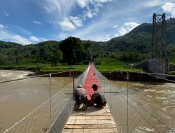Tim SAR Sat Brimob Polda Jabar Bangun Jembatan di Sungai Cikaengan Hari Ke – 4