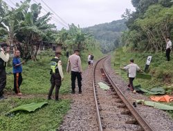 Polisi Evakuasi Korban Tertemper Kereta Api, Seorang Pejalan Kaki Meninggal di Tempat