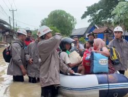 Kesigapan Tim SAR Sat Brimob Polda Jabar, Evakuasi Korban Banjir Ke Tempat Pengungsian