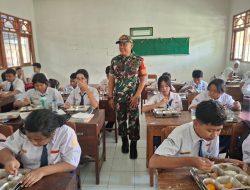 Peran Aktif Babinsa Danukudan Dalam Bantu Pendistibusian MBG di Sekolah