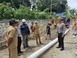 Kanit Kamsel Satlantas Polres Majalengka Monitoring Perbaikan Jalan Amblas di Talaga–Bantarujeg, Pengguna Jalan Diimbau Waspada