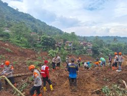 Tim DVI Polda Jabar Identifikasi Korban Bencana Tanah Longsor Arjasari, Soreang – Kabupaten Bandung