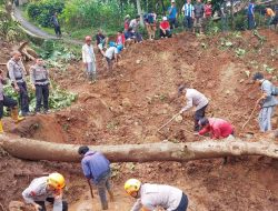 Tanggap Darurat, Hari Ke – 3 Tim SAR Sat Brimob Polda Jabar Terus Cari Korban Longsor Margaluyu